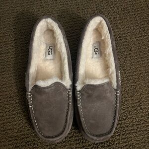 Women’s Ugg Ansley slippers- like new worn twice size 8